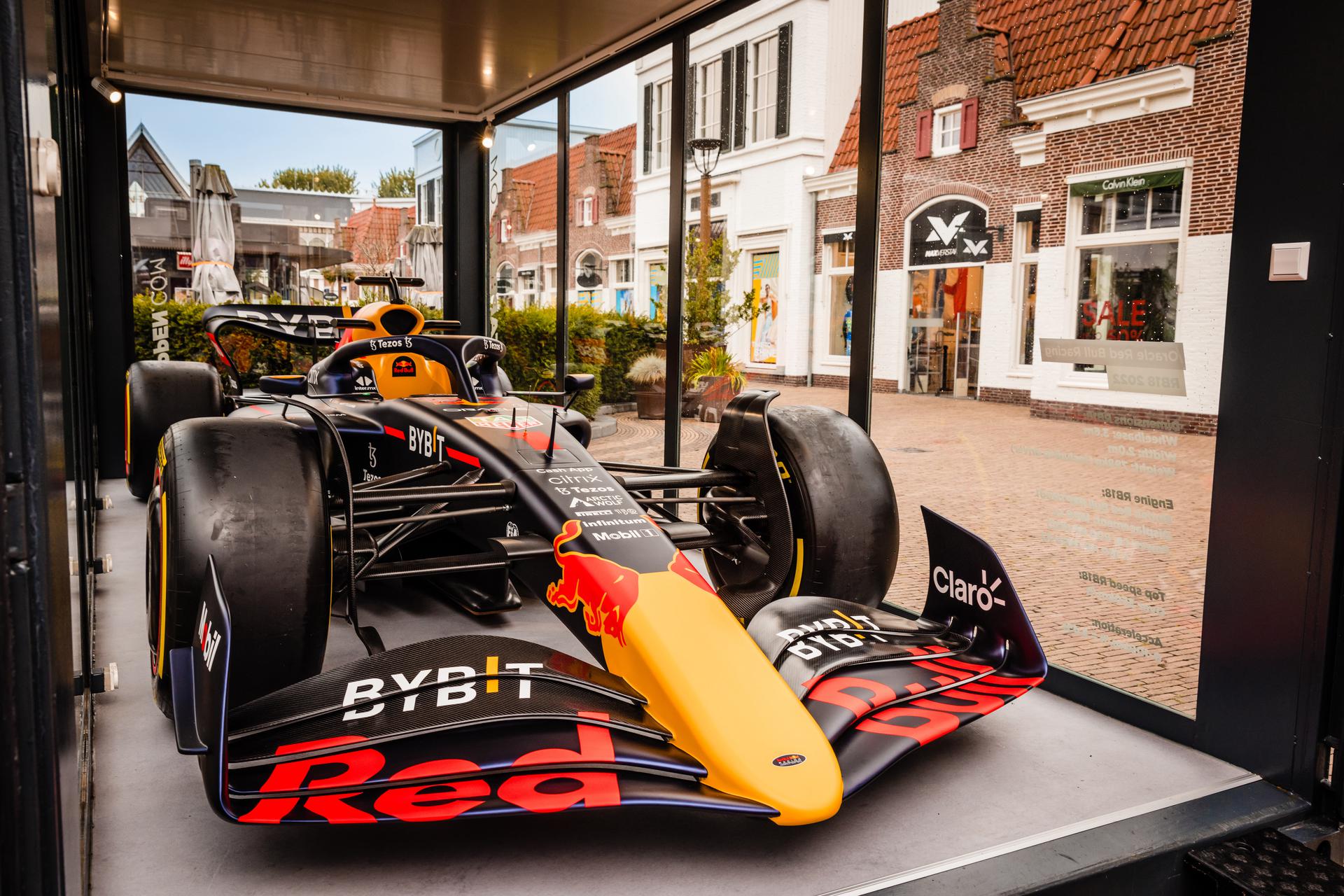 RB18 Formule 1-auto van Max Verstappen te zien in Batavia Stad - DeWolven